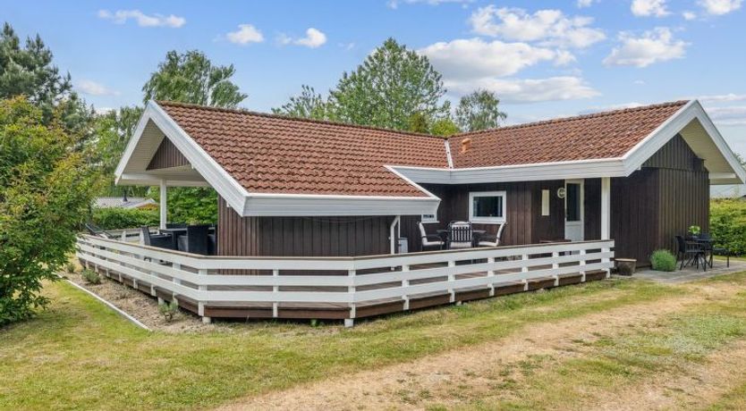 Photo of "Hennrik" - 240m from the sea