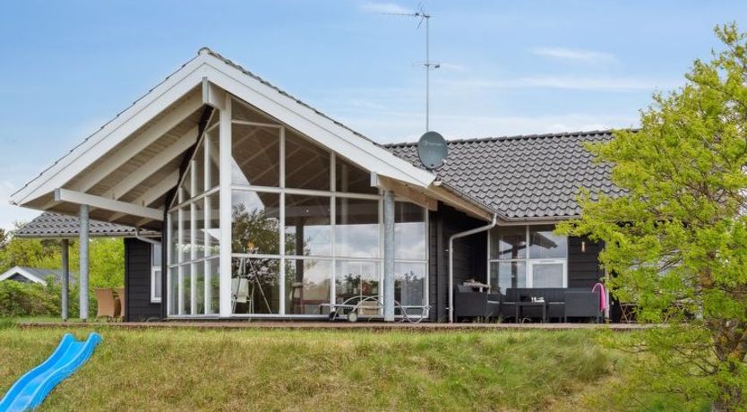 Photo of "Elspeth" - 25m from the sea