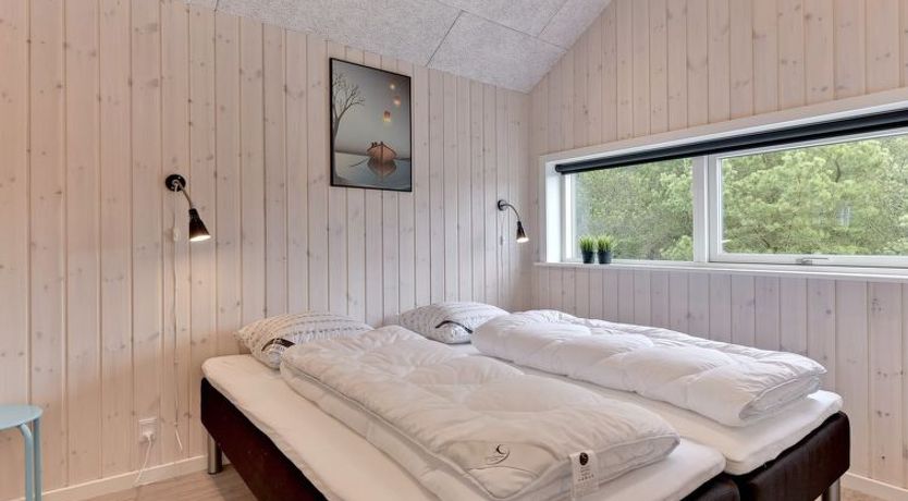 Photo of "Hwithoveth" - 1.4km from the sea