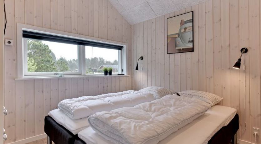 Photo of "Hwithoveth" - 1.4km from the sea