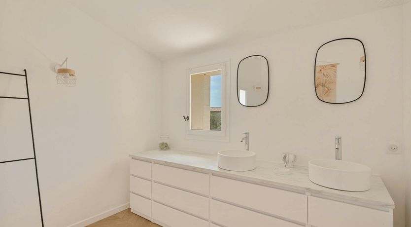 Photo of Luberon Oaks