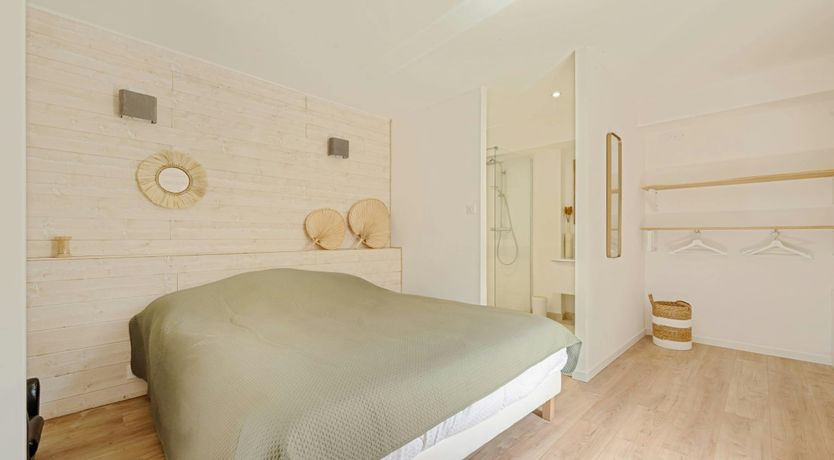 Photo of Luberon Oaks