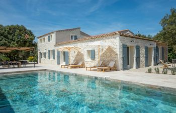 Luberon Oaks Holiday Home