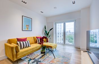 Nine Elms at Noon Holiday Home