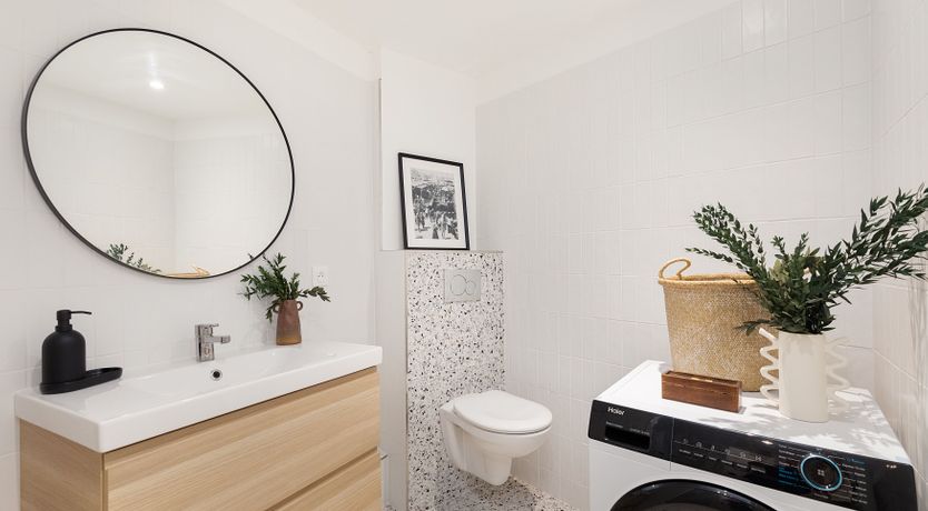 Photo of Left Bank Light