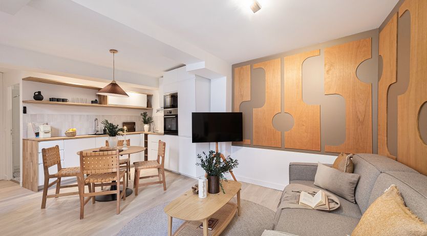 Photo of Left Bank Light