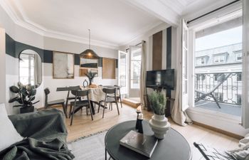 Louvre Lifestyle Holiday Home