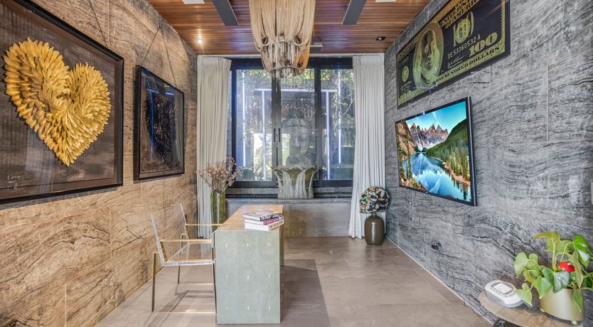 Photo of Hollywood Icon