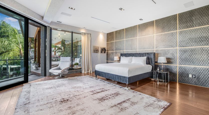 Photo of Hollywood Icon