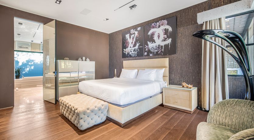 Photo of Hollywood Icon