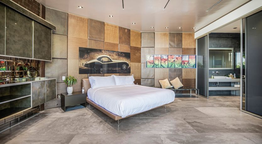 Photo of Hollywood Icon