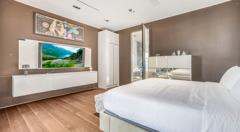 Photo of Hollywood Icon