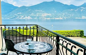 Lakeside Chic Holiday Home