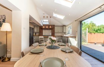 The Chessington Retreat Holiday Home