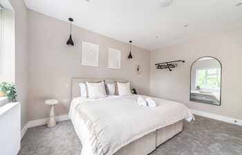 Wembley Chic Holiday Home