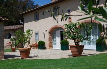 Sunlit Tuscany Holiday Home