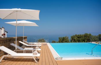 True Light Holiday Home
