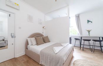 Studio in the Park Holiday Home
