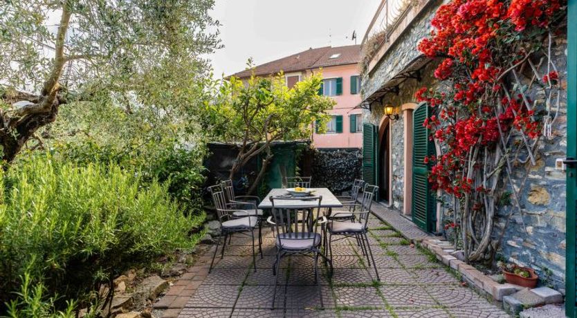 Photo of La Bouganville - Rustico con giardino