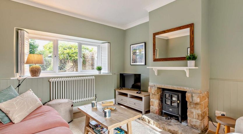 Photo of in Burton Bradstock (93076)