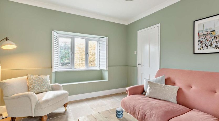 Photo of 2 Bed in Burton Bradstock