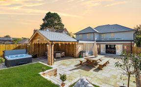 Photo of 5 Bed in Lymington