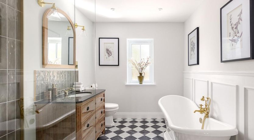 Photo of 5 Bed in Lymington