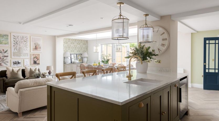 Photo of 5 Bed in Lymington