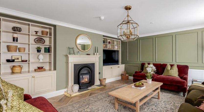 Photo of 5 Bed in Lymington