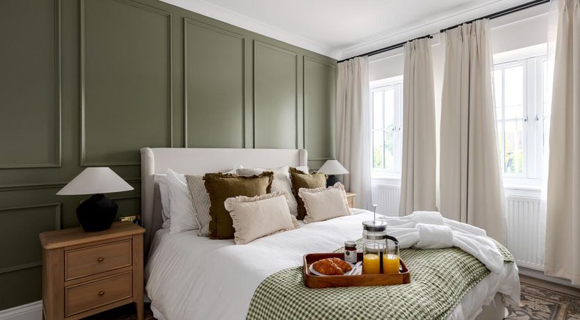 Photo of 5 Bed in Lymington