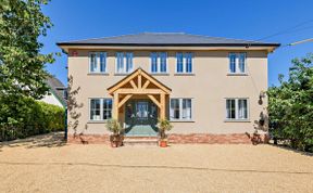 Photo of 5 Bed in Lymington