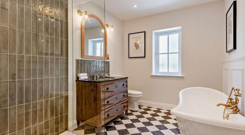 Photo of 5 Bed in Lymington