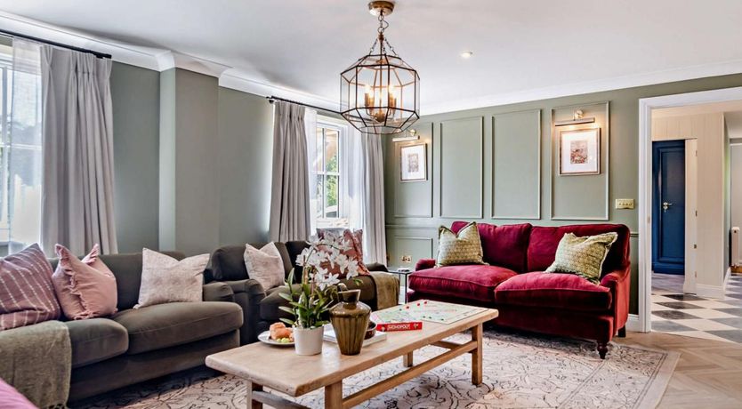 Photo of 5 Bed in Lymington