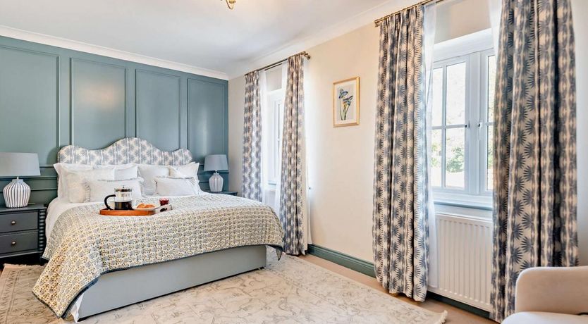 Photo of 5 Bed in Lymington