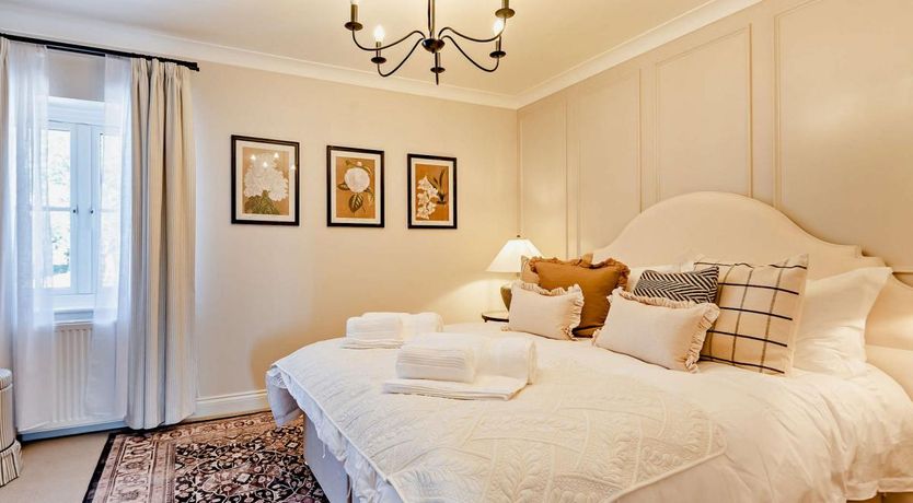 Photo of 5 Bed in Lymington