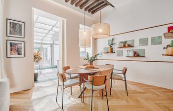 Sunlight in Paris Holiday Home