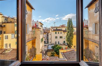 Window to Florence Holiday Home