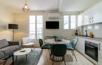 Champs-Elysées Retreat Holiday Home