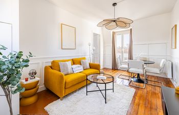 Mornings in Montparnasse Holiday Home