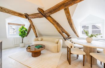 The Charm of Montmartre Holiday Home