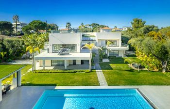 White Expanse Holiday Home