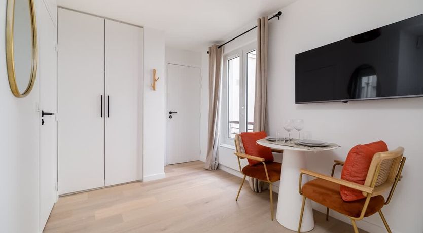 Photo of Au pied de la Tour Eiffel