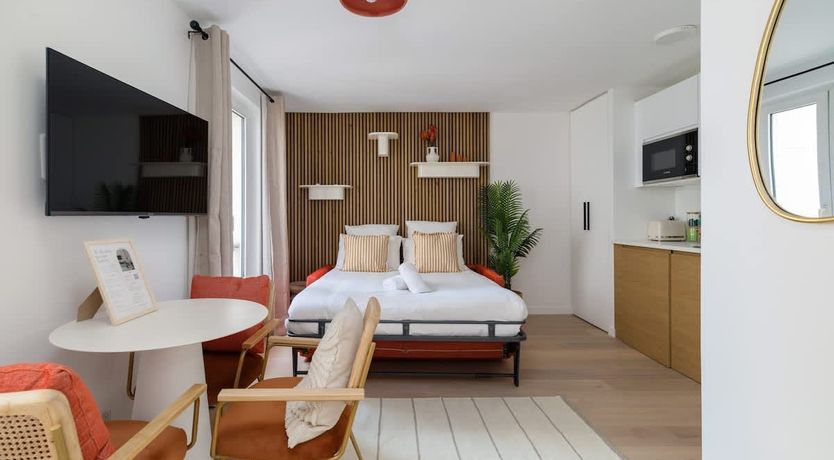 Photo of Au pied de la Tour Eiffel