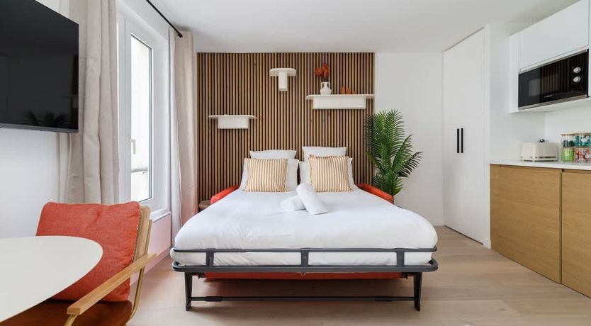 Photo of Au pied de la Tour Eiffel