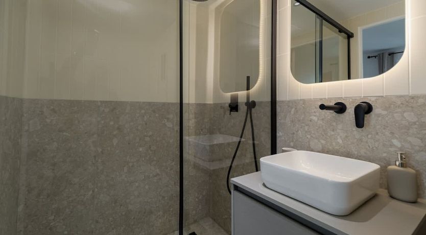 Photo of Au pied de la Tour Eiffel