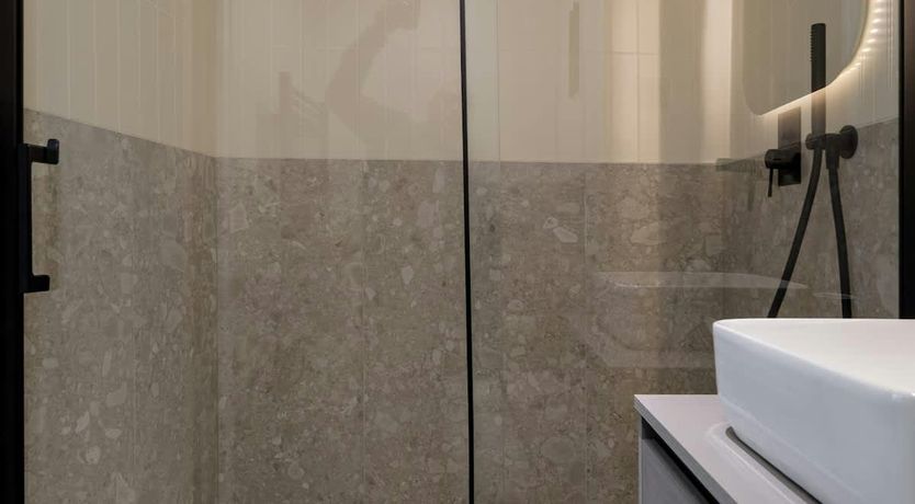 Photo of Au pied de la Tour Eiffel