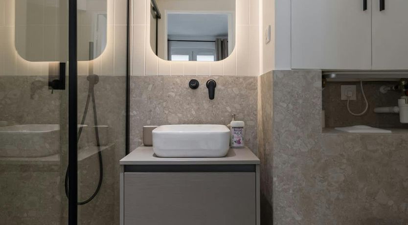 Photo of Au pied de la Tour Eiffel