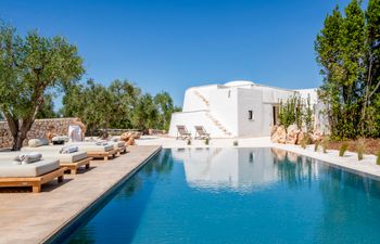 Stone Whispers Holiday Home