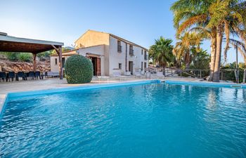 A Coastal Echo Holiday Home