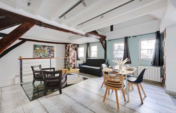 Les Arts Holiday Home